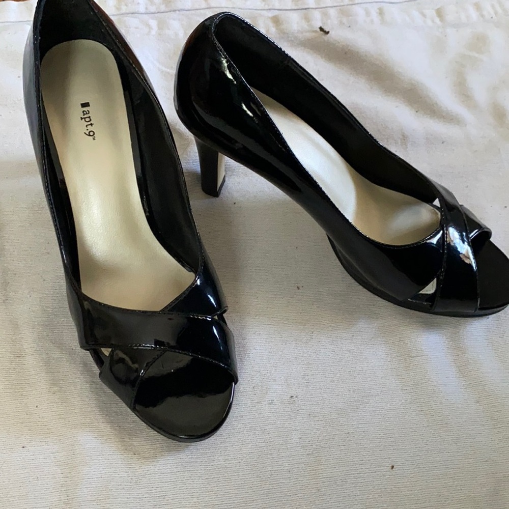 Shines open toed shoes